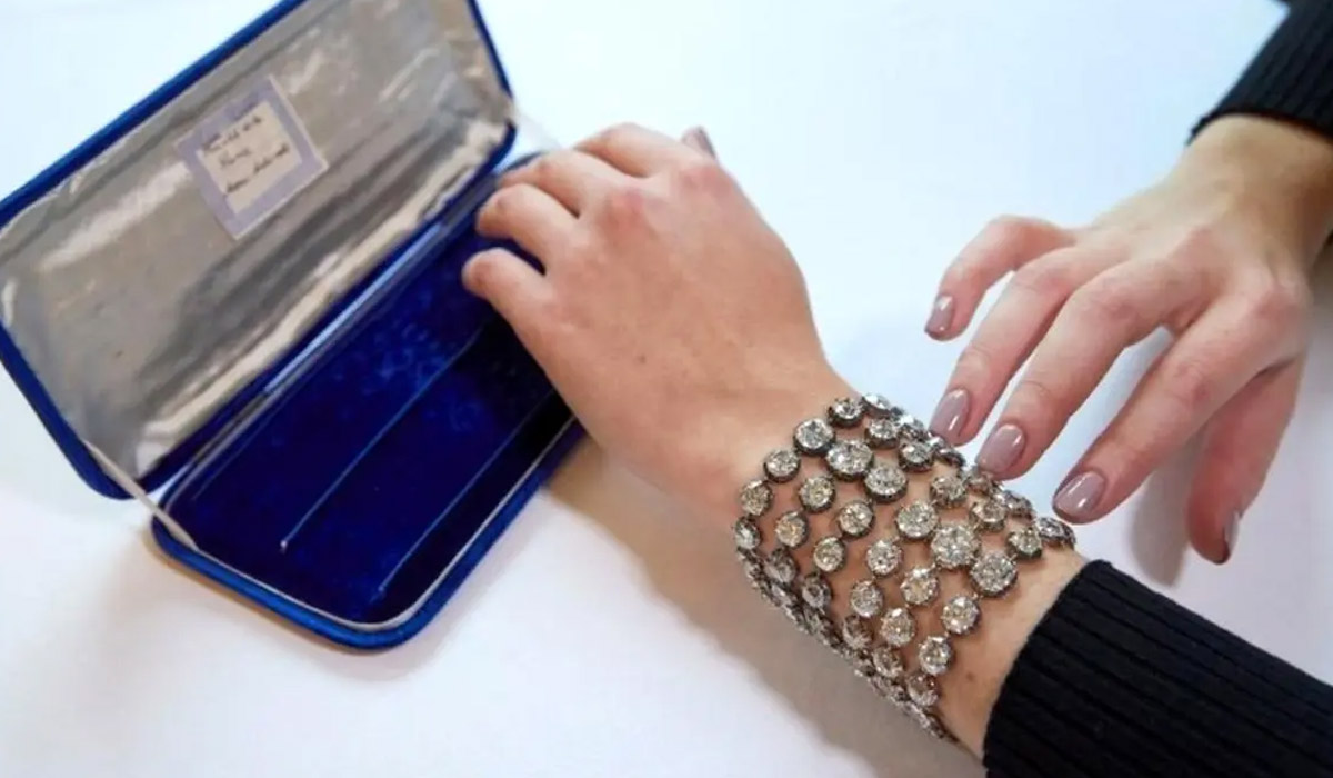 Marie Antoinette's bracelets sell at auction for $8m